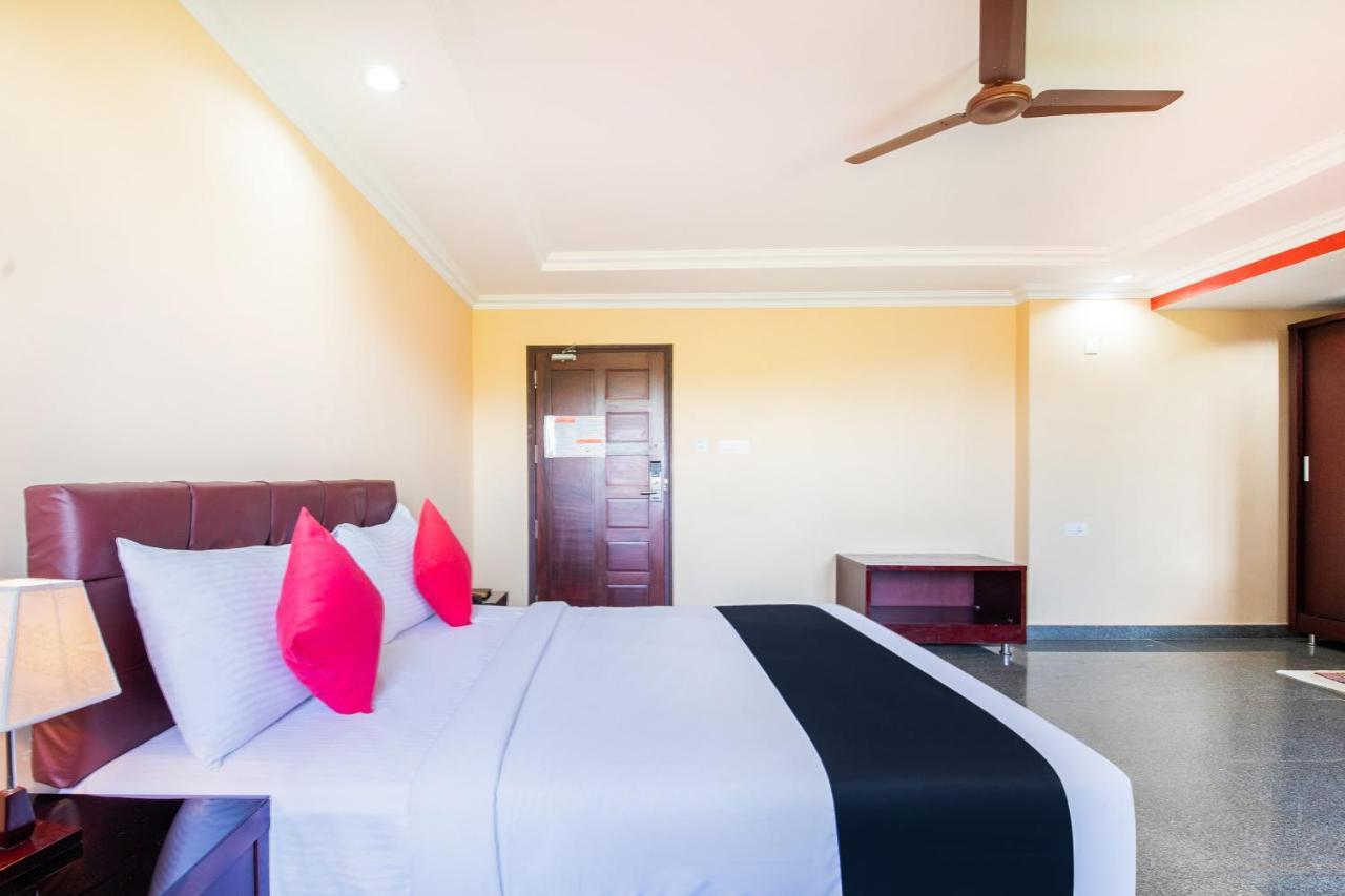 Hôtel Capital O 22439 Ratna Forever à Karkal Extérieur photo