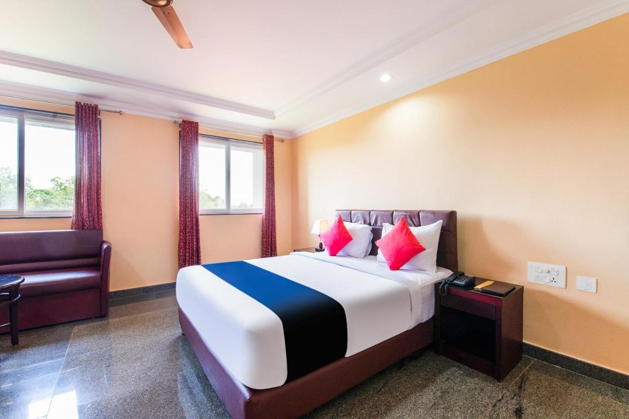 Hôtel Capital O 22439 Ratna Forever à Karkal Extérieur photo